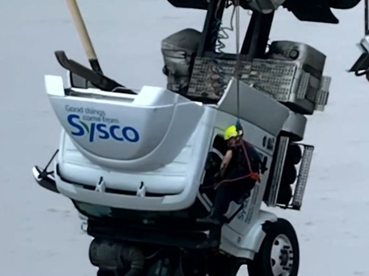 1bb15cae2eb94df0aa13ef58f97a785c_md 030124-bridge-rescue-hanging-primary-v1