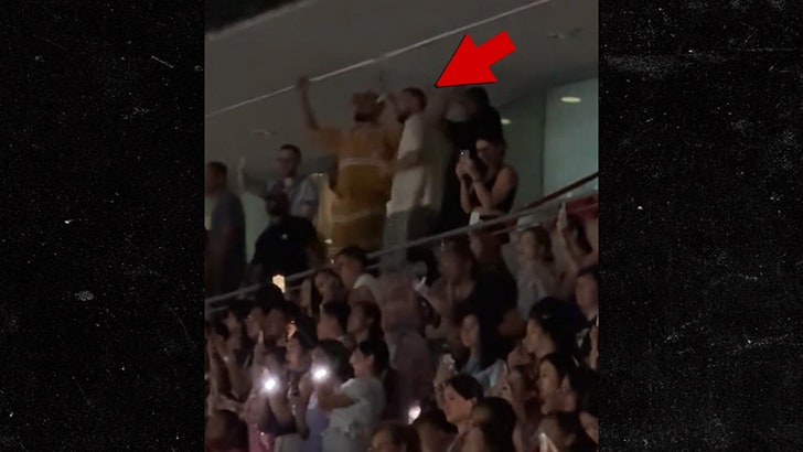 1f3e7e9fb690473c98d4542e9e4b5b97_md-1 030824_kelce_kal