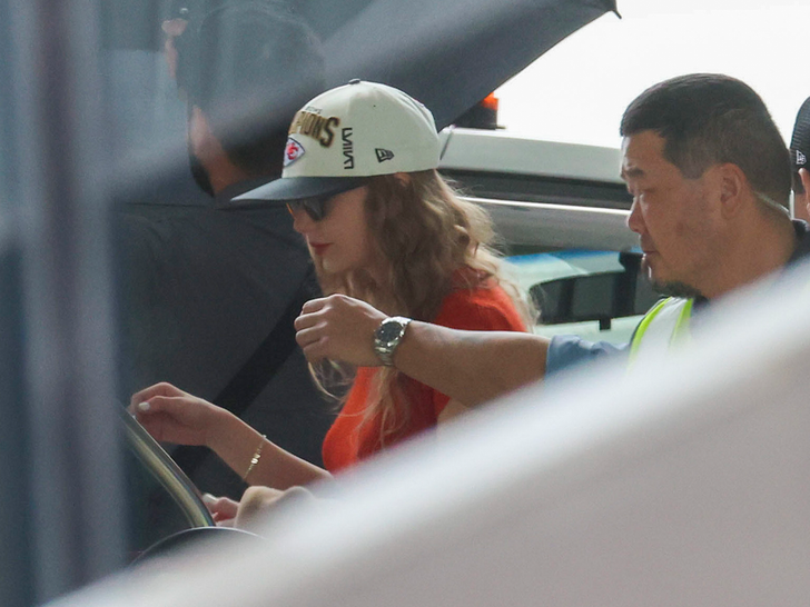 22d24303c69a4e03a842139508e20b9a_md Taylor Swift seen for the first time in public, since starting her The Eras tour in Australia