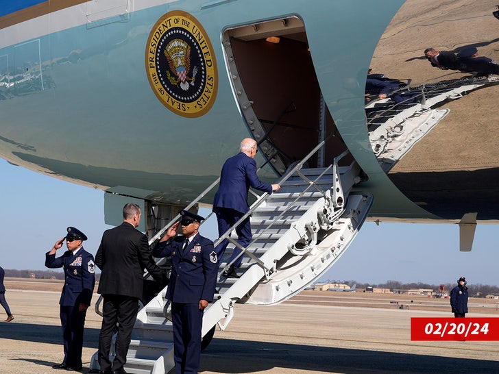 joe biden boarding airforce 1 date swipe