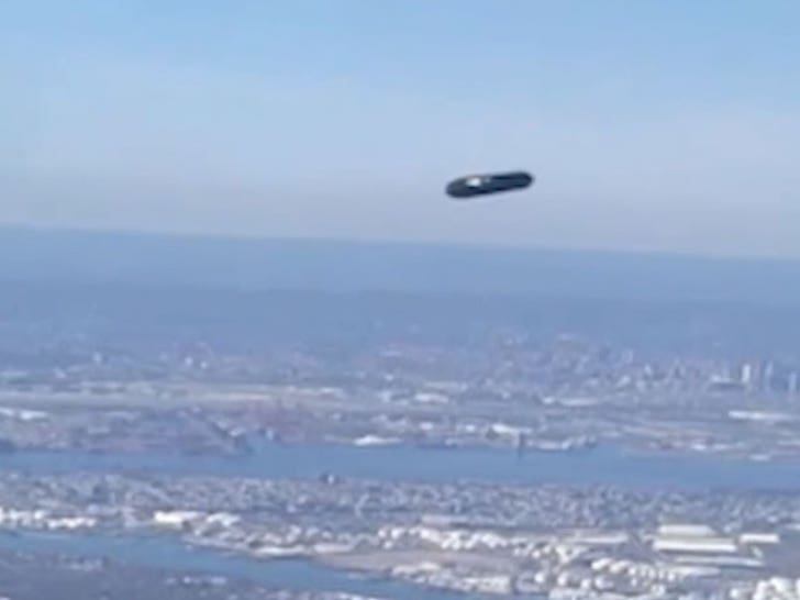 23affee27eee4c2fa2f96eafb9053599_md 042524-ufo-airplane-1