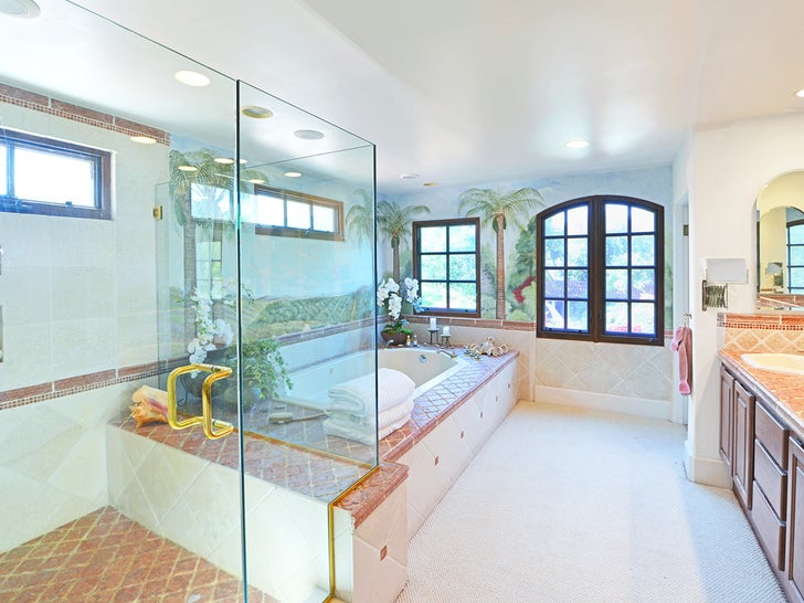 0306-richard-pryor-house-listed-market-sale-photos-primary-3