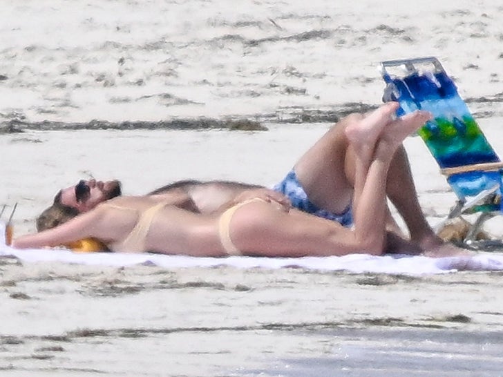 0325-Taylor-Travis-Butt-Grab-Bahamas-SUB