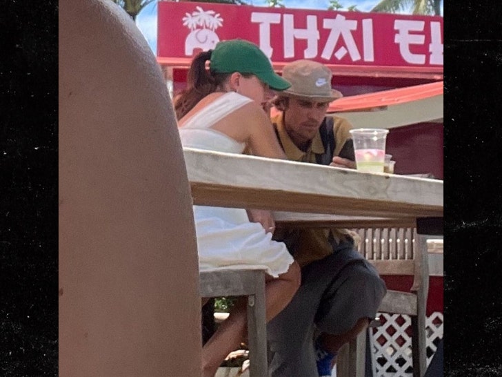 2f30e53bb60e46dc8b8e9ec057c55bf6_md justin bieber and hailey bieber in kauai