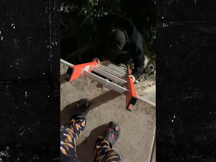 2fc372dd80c2455b88a33b1130110ed9_md 030324-clippers-stadium-ladder-primary