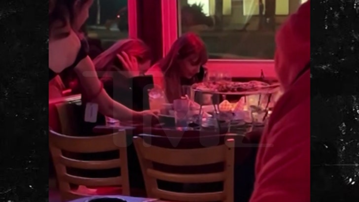 2fcdd77c9a1649f98752bac13c4c13b1_md 040524_taylor_swift-kal