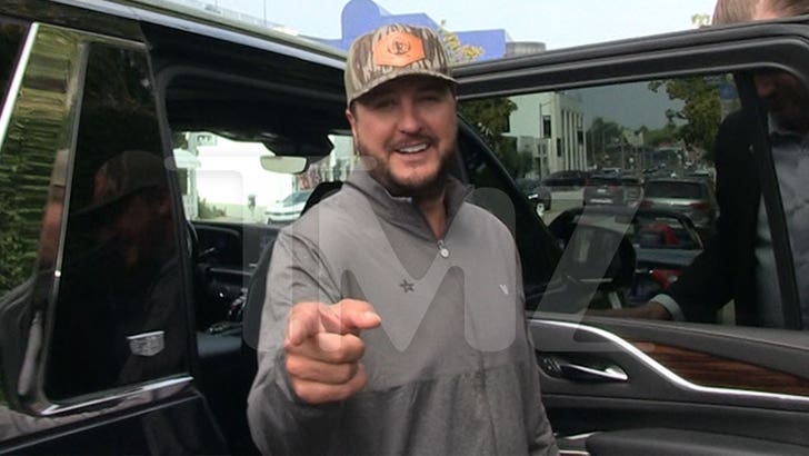 33a5b7fc228f473f8db216fb464e9fd8_md 042224-luke-bryan-kal