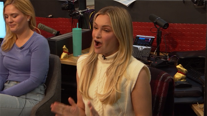 041524_tv_clips_taylor_travis_kissing_coachella.01_00_13_14.Still002