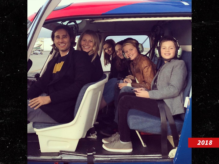 347938ff10294d32a1ceb9b76e12b8f9_md gwyneth paltrow with family