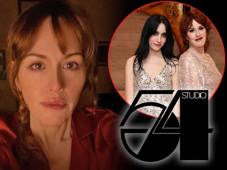 367486363301410b8db7538520adedcc_md Molly Ringwald y su hija Mathilda con Gianopoulos