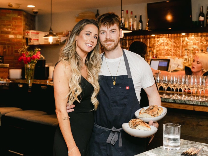 ashley mcguire y charles withers juntos en un restaurante