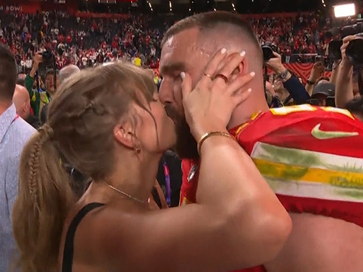 021124-travis-kelce-taylor-swift-kiss-primary