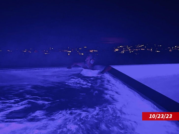 3c8a25deb32d4aec9e5677b2205321d2_md matthew perry in hot tub