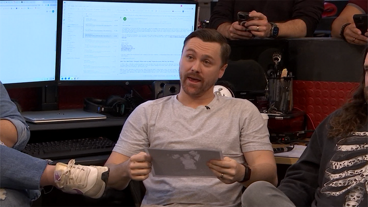 42097b4fd52a49d48cc414958f97f26e_md britney spears ben affleck kiss 020824_TMZ_9196747.mxf.00_00_13_09.Still002