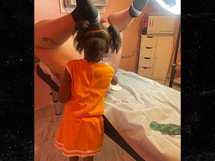 4487866eff9c4f9c99725ee473dba719_md little girl waxing woman