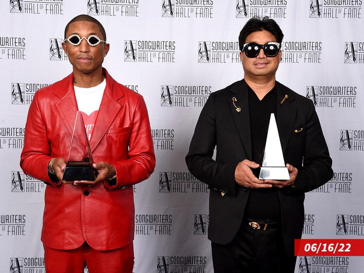 454f5b89b87b4cad92183c2d5b436258_md Pharrell and Chad at the Songwriters' HOF