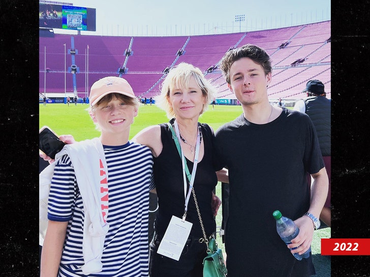 485bafe079f64038b196629e526ba0d0_md ann heche with sons atlas and homer