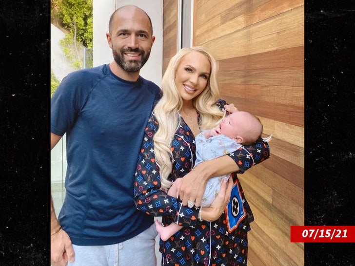 48f8f9666f3c4a39aff46bcb837f1ef0_md-6 christine quinn with baby sub