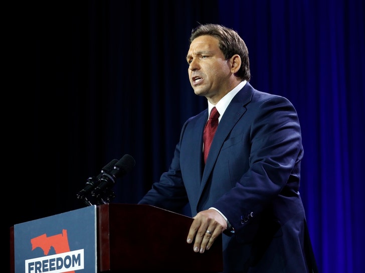 4b1a85808cac494ea775ce43030548ee_md ron desantis in public4