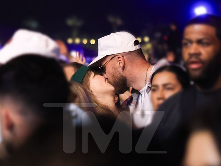 taylor swift  travis kelce kissing