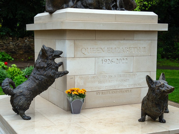 0423-Queen-Elizabeth-II-Statue-With-Corgis-Unveiled-photos-primary-2