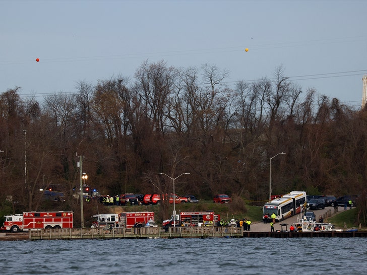 Francis Scott Key Bridge collapse in Baltimore emergency personnel near scene reuters 1