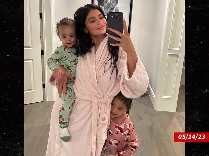 Kylie Jenner w kids instagram post_