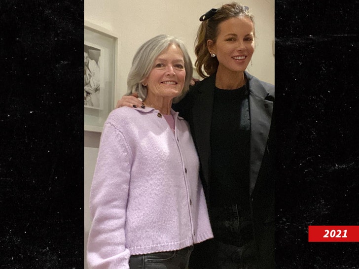 Kate Beckinsale and her mom