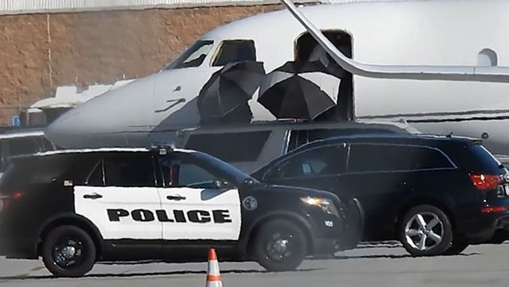 021224-taylor-swift-airport-kal