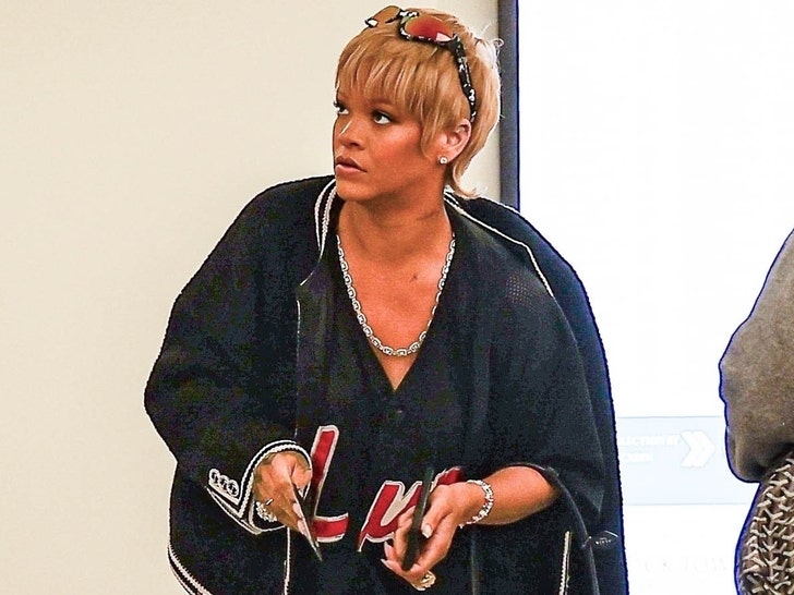 61a8762a96264955816dcbe8dcd3fe68_md Rihanna steps out with new hairstyle