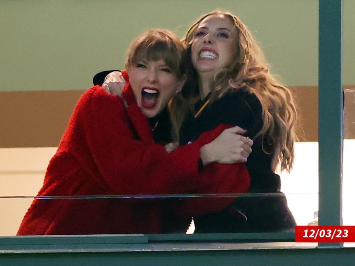 6846cf80e97b4372b2280327d3051e6f_md Taylor Swift Brittany Mahomes sub