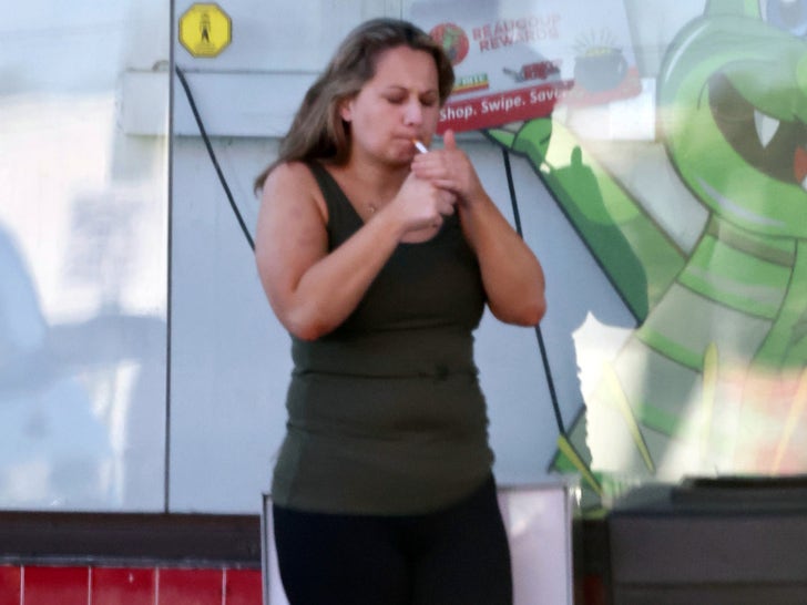 0404-Gypsy-Rose-Blanchard-Ken-Urker-dollar-general-together-holding-hands-photos-primary-2