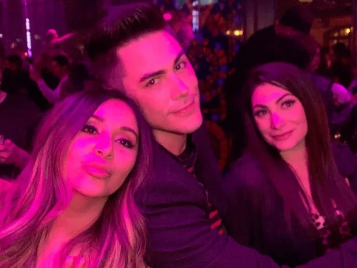 0129-Snooki-Denna-Jersey-Shore-Tom-Tom-SUB