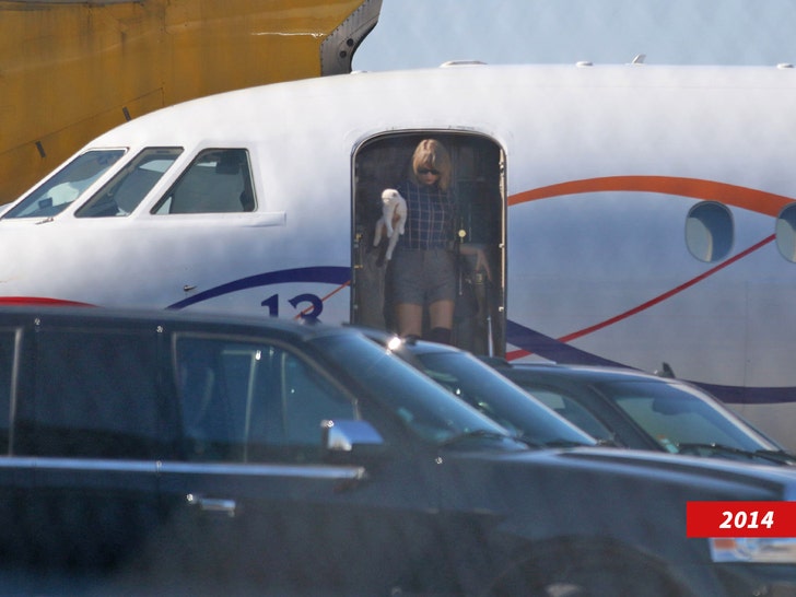 taylor swift leaving her private jet 2014 splash 1