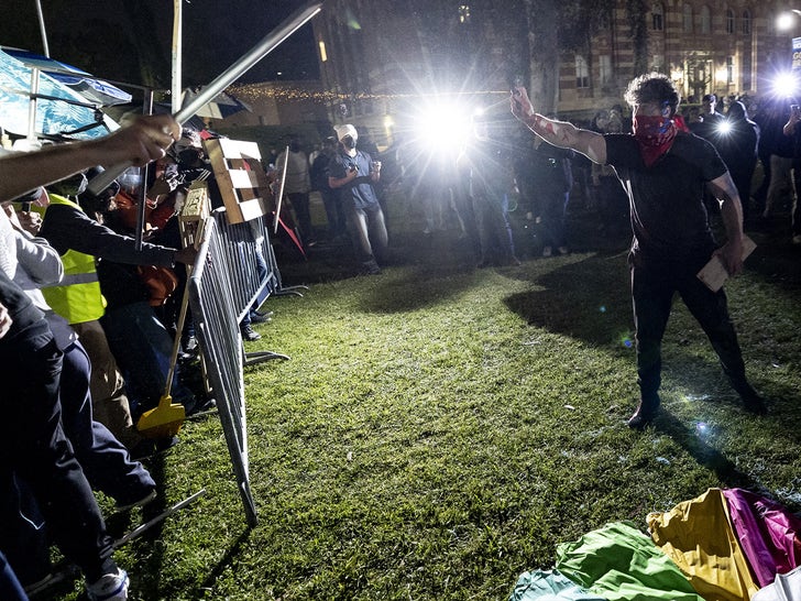 751f6704bc544c429491c29643ff1c3c_md 0501-UCLA-Pro-Palestine-Protest-Turns-Violent-photos-primary-5