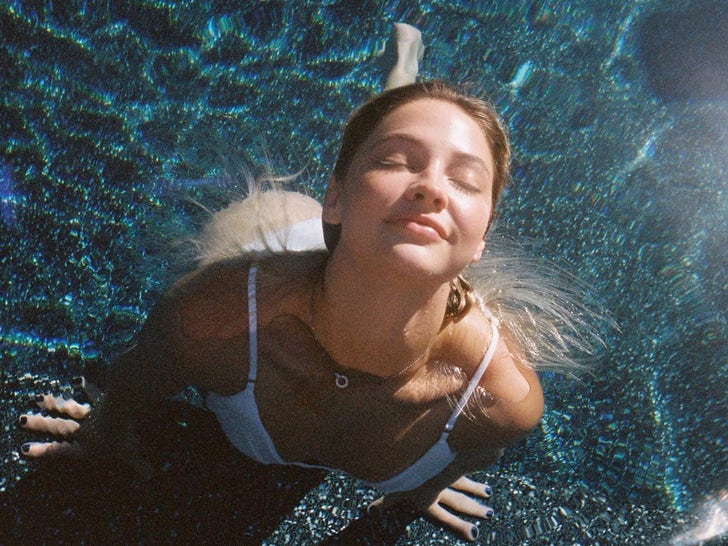 Madelyn Cline Hot Shots