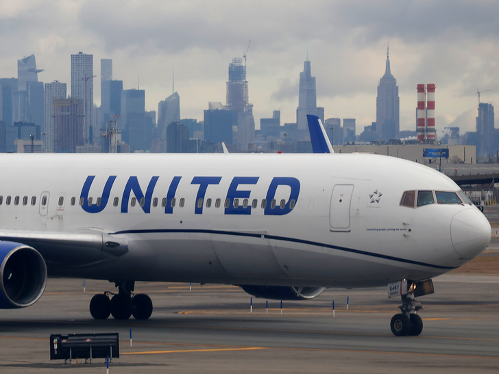 75ed15958f604327b02aa365d5283bc0_md United Airlines airplane
