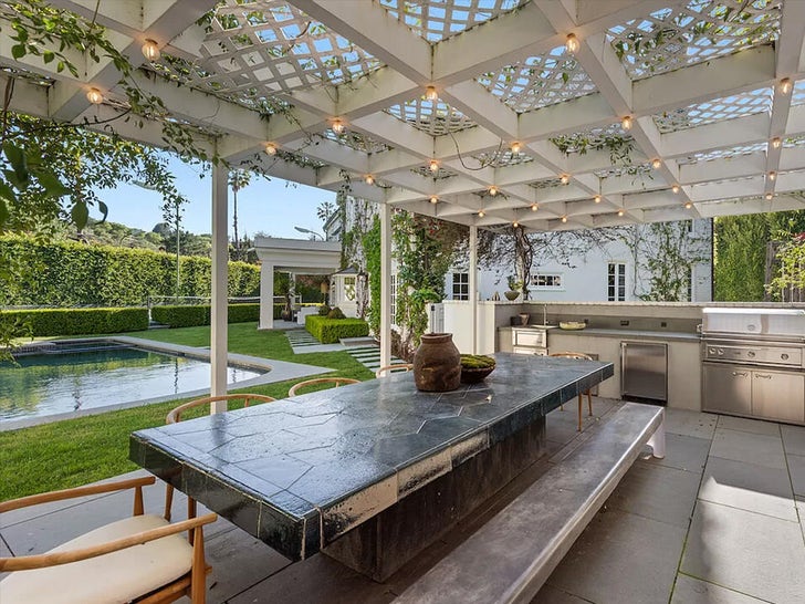 0419-Zoe-Saldana-Backyard-SUB