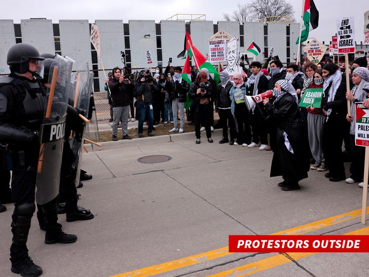 7cb58e0b15e048dc8cbf273736f6aad6_md protestors outside biden