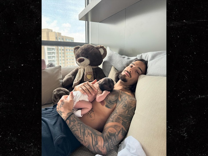 89902017660646ab94e2b0a92c51efa0_md maluma and wife and newborn baby