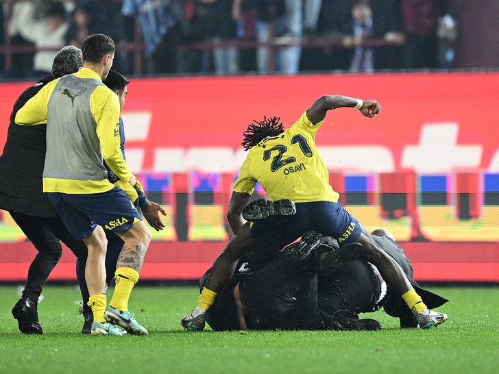 Trabzonspor fans invade pitch attack Fenerbahce