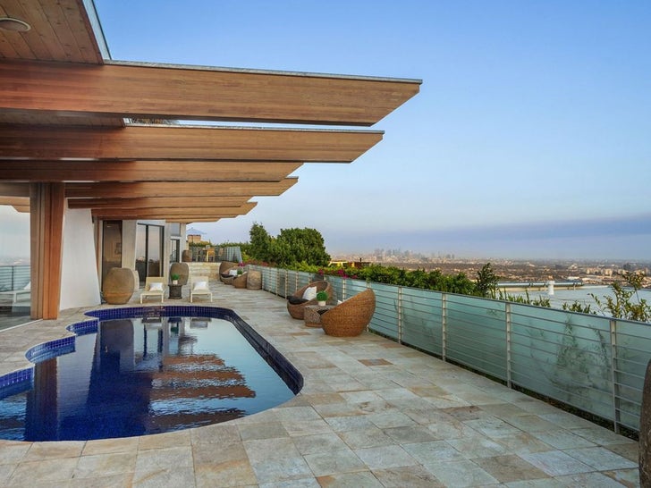 0327-Christina-Aguileria-Liza-Manelli-Backyard-SUB