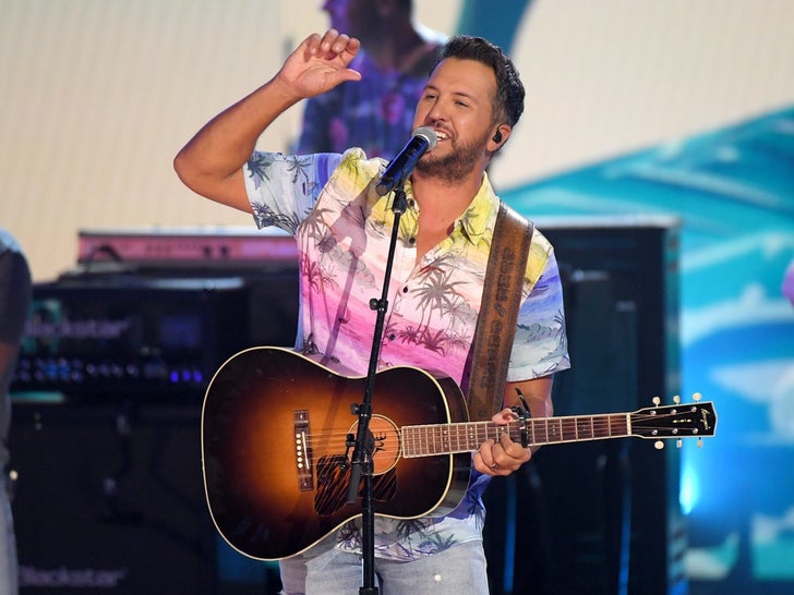 Luke Bryan's Performance Pics