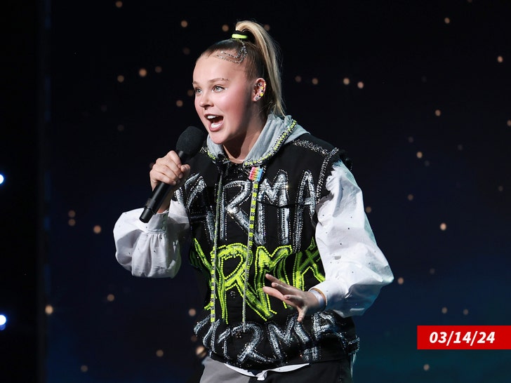 8f5c194df7d2445e816e377de00e0d4a_md JoJo Siwa speaks onstage during the 35th GLAAD