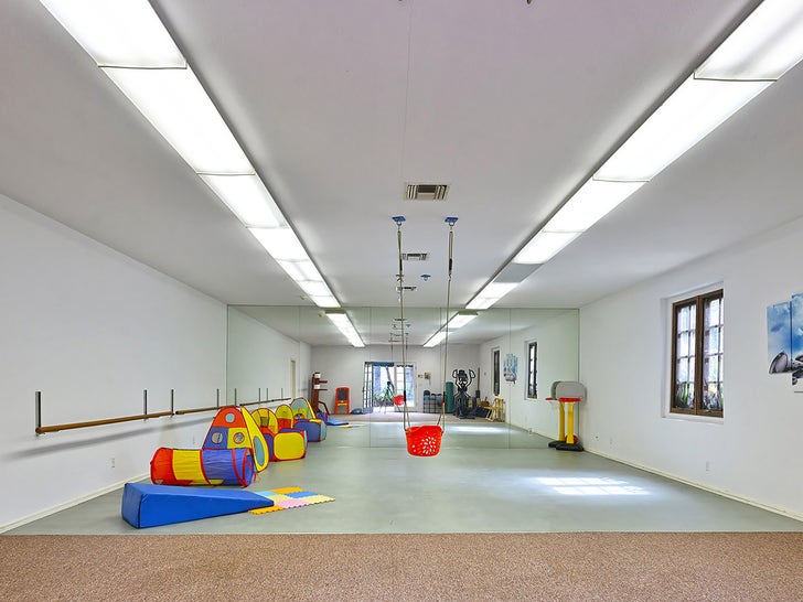 0306-richard-pryor-house-listed-market-sale-photos-primary-4