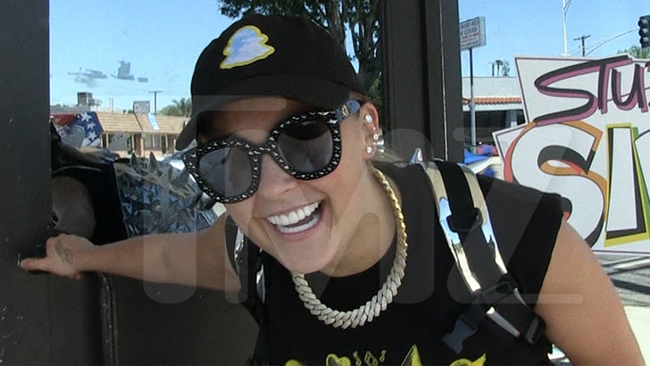 963a9389dde5441dbce388ea2ecefb94_md-1 041024_jojo_siwa_karma_kal