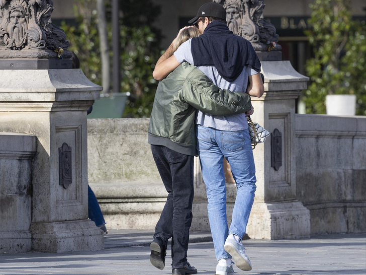 988e9705ed734cdab9b2345402158fff_md Sophie Turner and her beau Peregrine Pearson