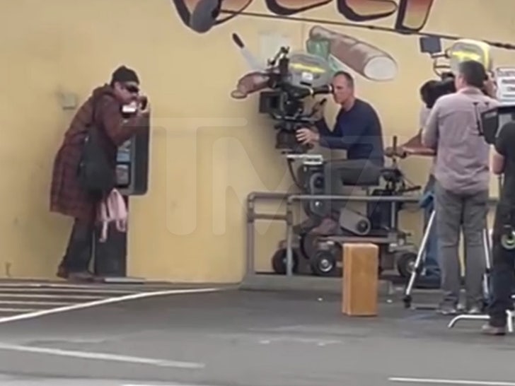 013024_leonardo_dicaprio-sg-on-phone3