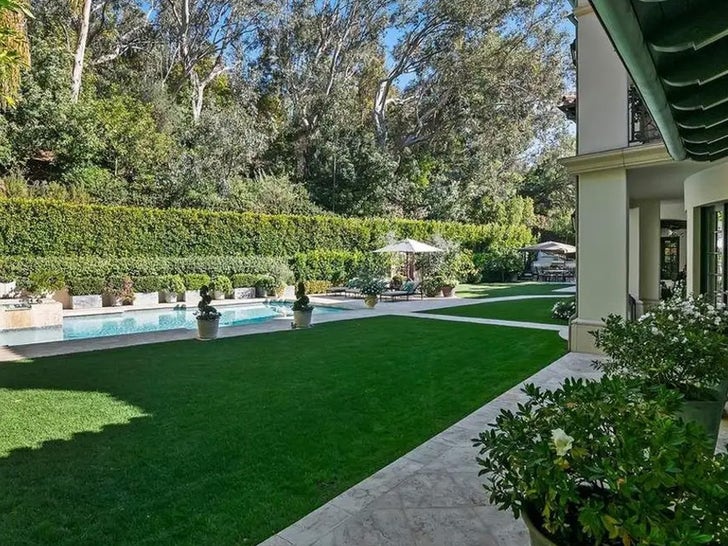 99097cb5db494c7ca0e1b96850cd0e70_md 0424-sofia-vergara-house-primary-5