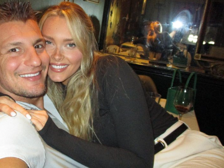 9b6ad1245a1f44efb96cd9196e89e94c_md gronkowski and gf camille kostek